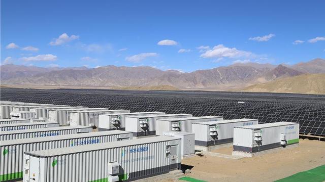 比亚迪首发“浩瀚”储能设备搭载全球最大 2710Ah 储能刀片电池(图1)