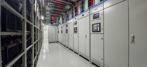 为AI“吞电巨兽”装上高效胃：全球首套“储备一体”系统的绿色革新(图2)