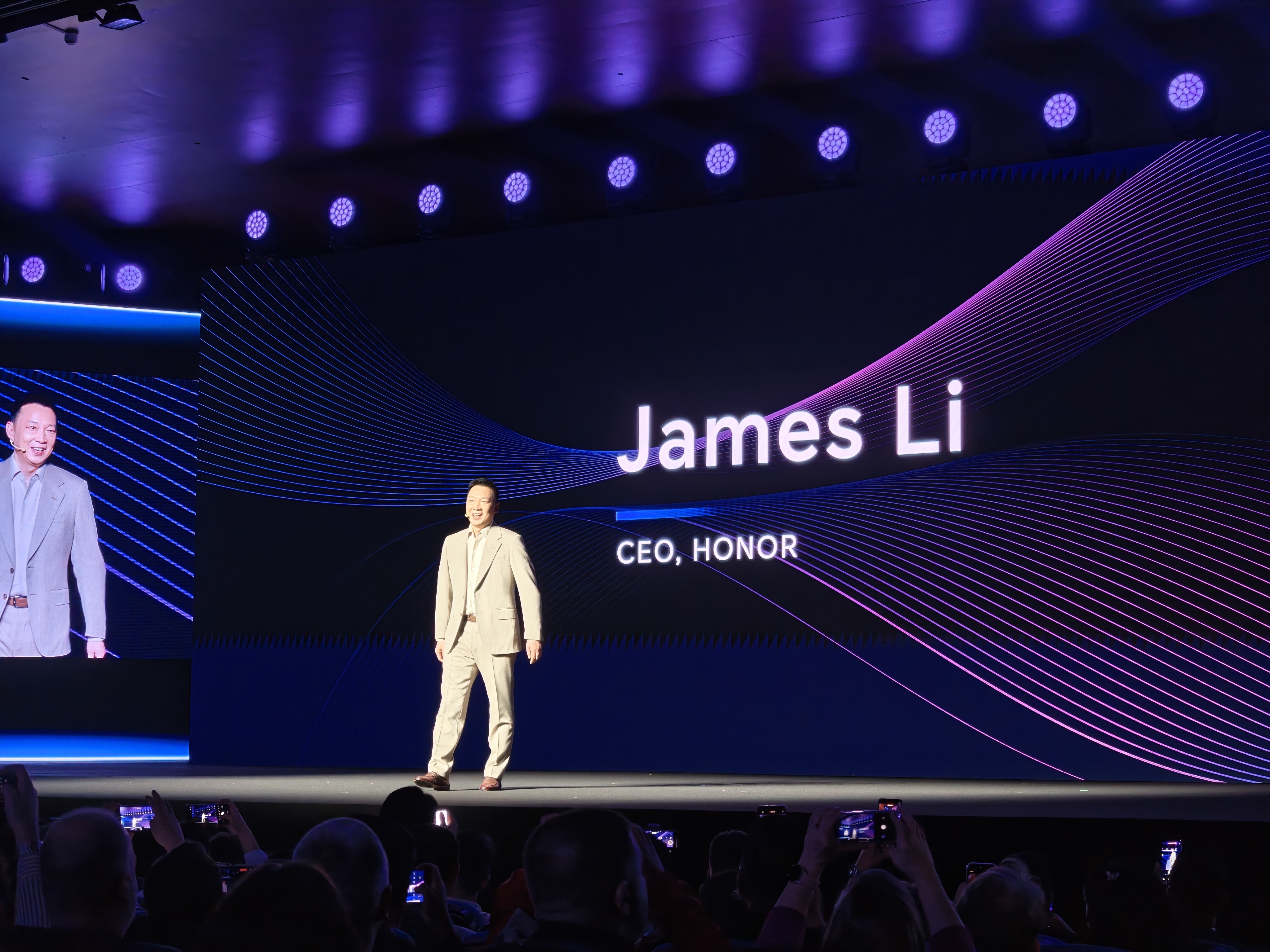 MWC26前夜荣耀放大招：ROBOTPhone重新定义了AI手机(图1)