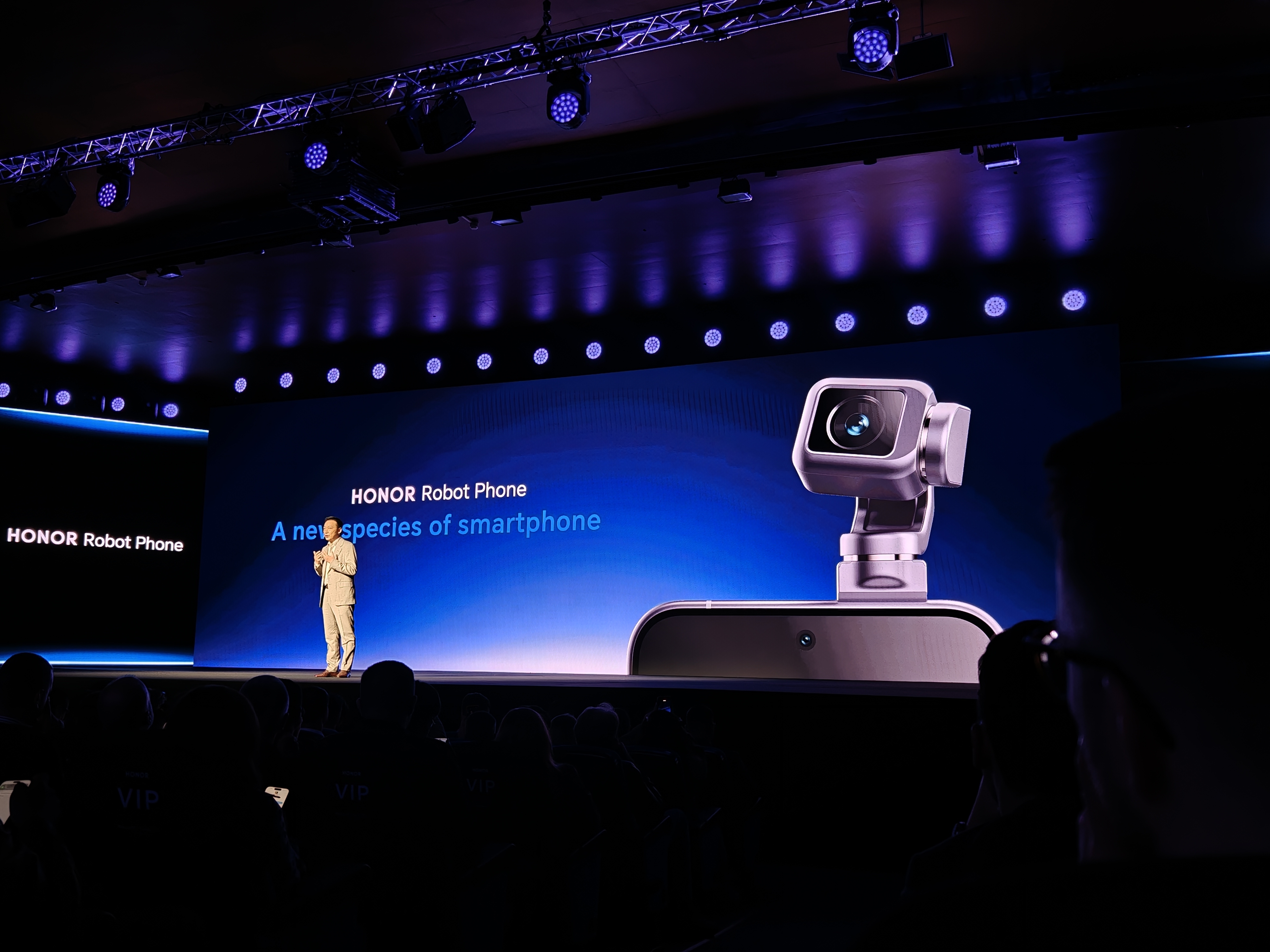 MWC26前夜荣耀放大招：ROBOTPhone重新定义了AI手机(图2)