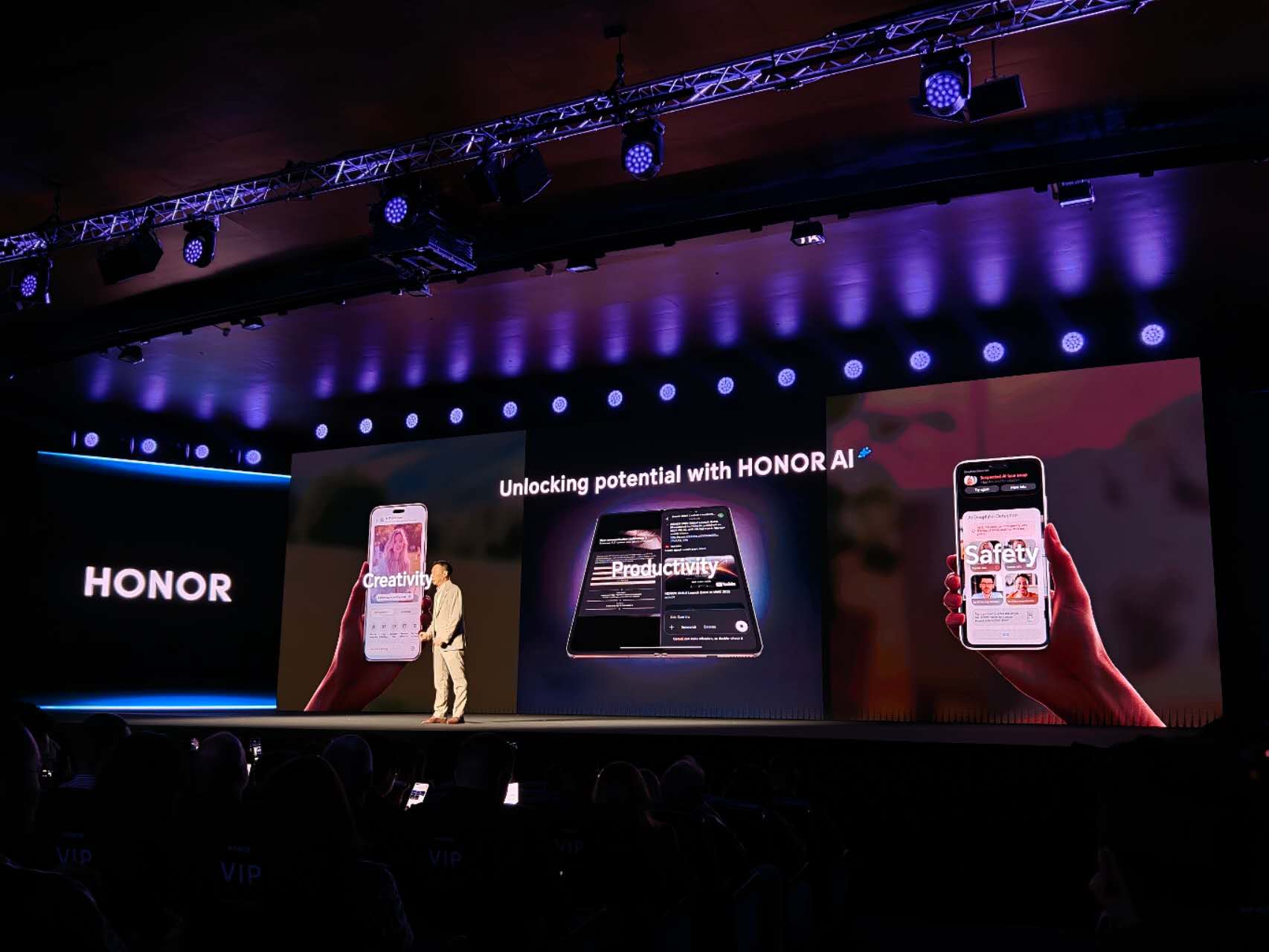 MWC26前夜荣耀放大招：ROBOTPhone重新定义了AI手机(图14)
