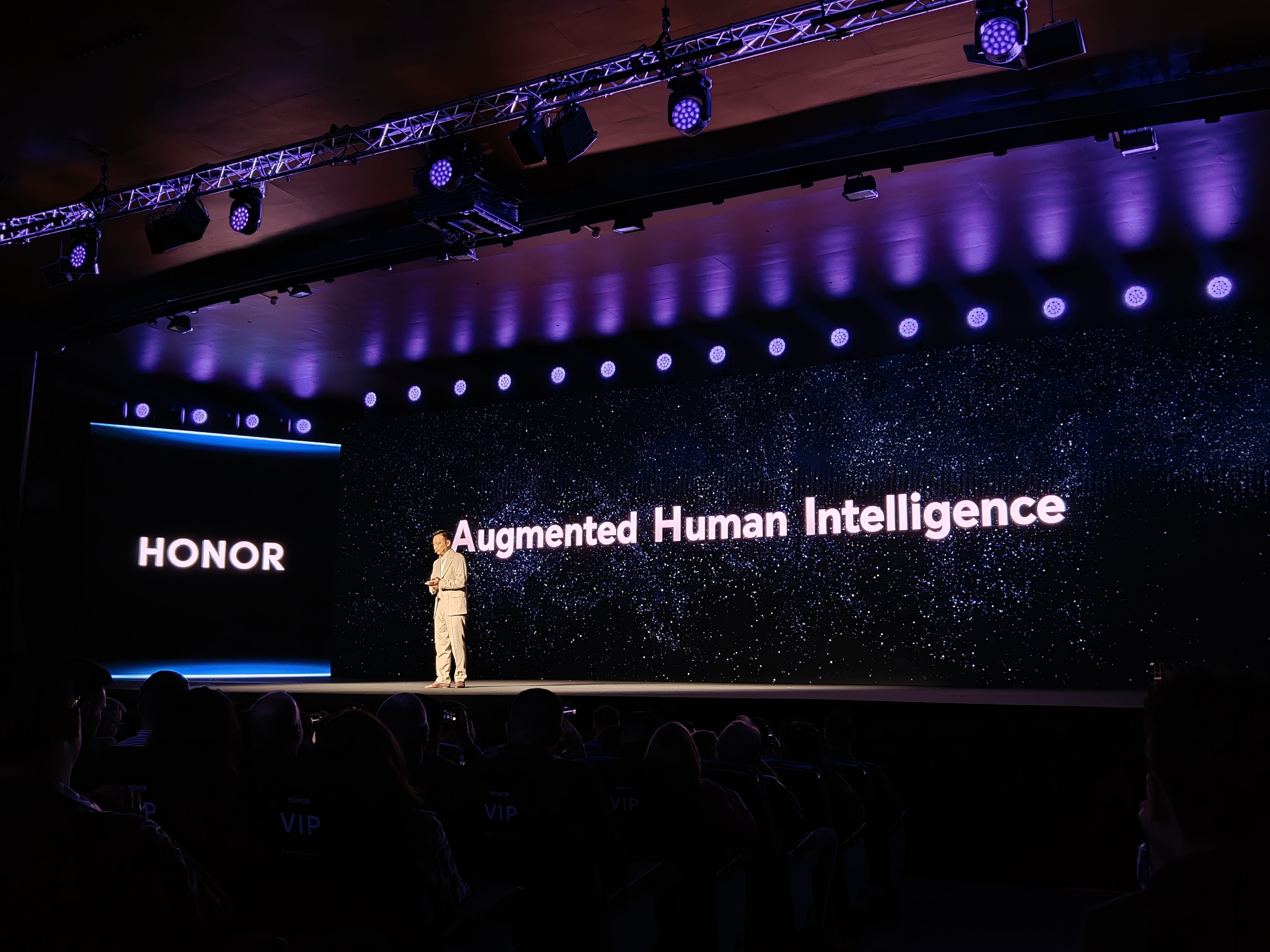 MWC26前夜荣耀放大招：ROBOTPhone重新定义了AI手机(图13)