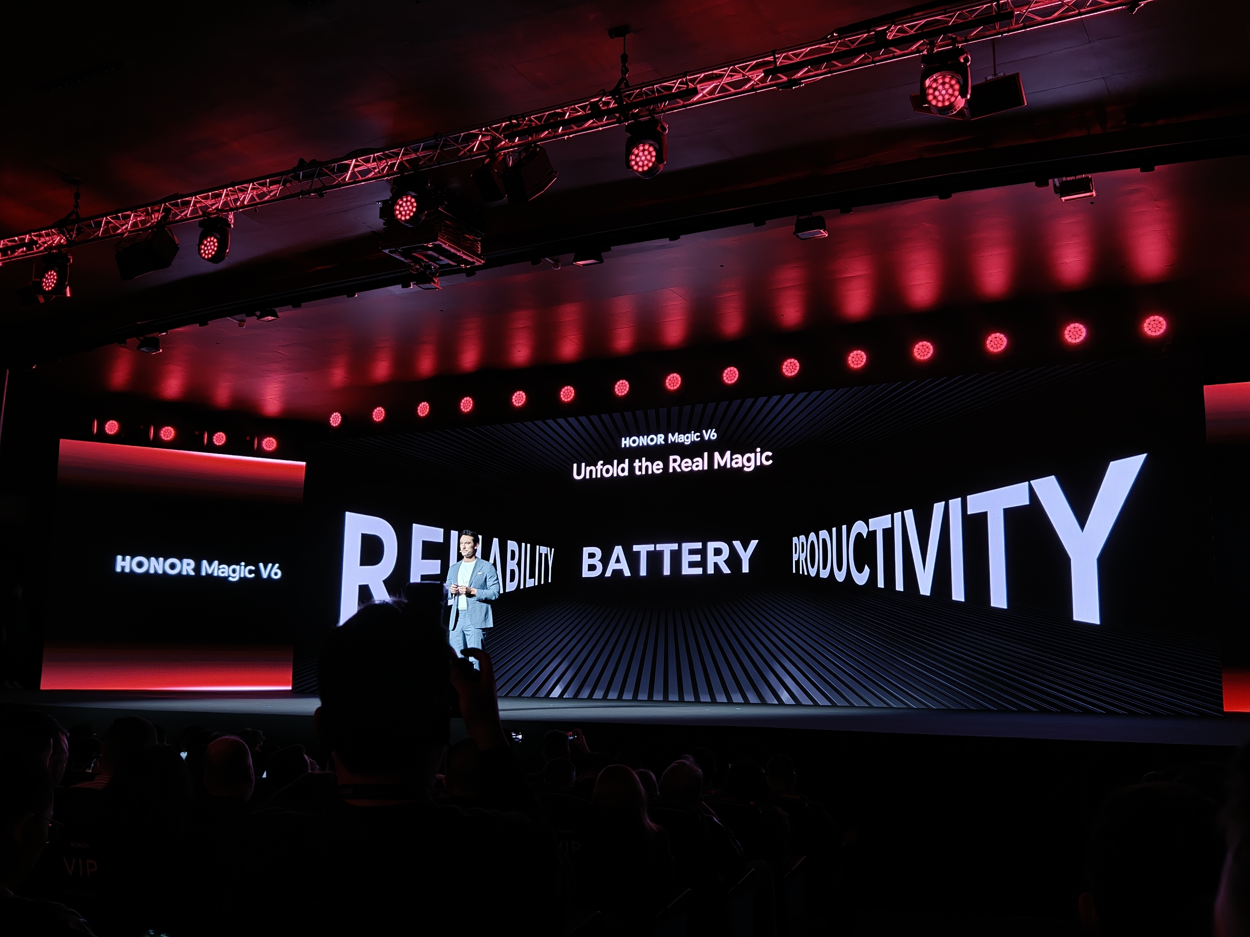 MWC26前夜荣耀放大招：ROBOTPhone重新定义了AI手机(图15)